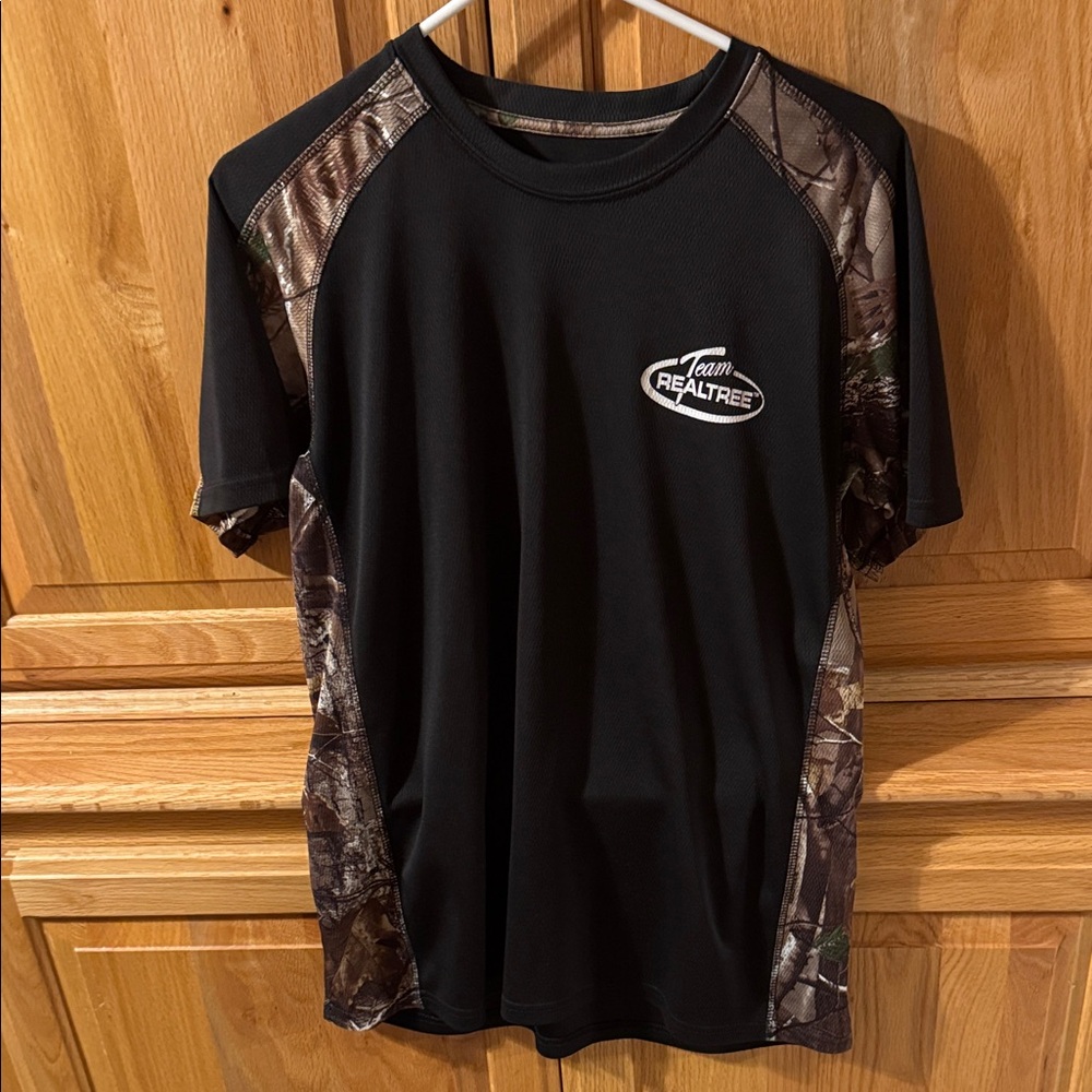 Realtree Men's Black and Camo Short Sleeve Tee